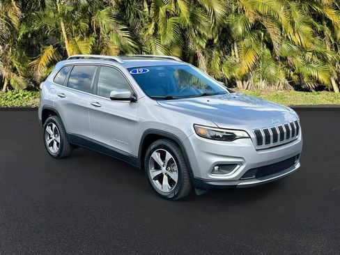 Used 2019 Jeep Cherokee Limited image 2
