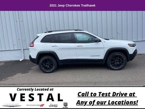 Used 2021 Jeep Cherokee Trailhawk image 5