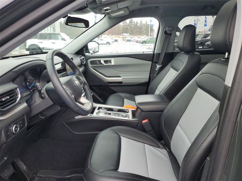 Used 2023 Ford Explorer XLT w/ Equipment Group 202A image 8