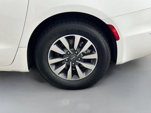 Used 2021 Chrysler Pacifica Touring-L FWD image 38