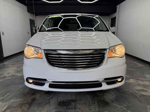 Used 2015 Chrysler Town & Country Touring-L w/ Driver Convenience Group image 7