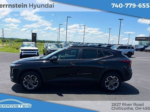 Used 2025 Chevrolet Trax LT FWD image 4
