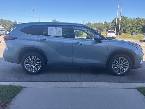 Used 2022 Toyota Highlander Platinum image 5