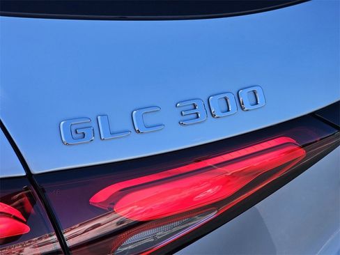 Used 2025 Mercedes-Benz GLC 300 image 12