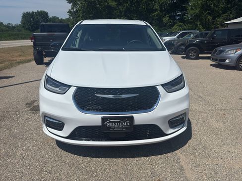 Used 2024 Chrysler Pacifica Touring-L FWD image 2