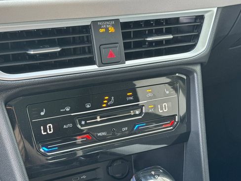 Used 2025 Volkswagen Taos SE w/ Panoramic Sunroof Package image 25