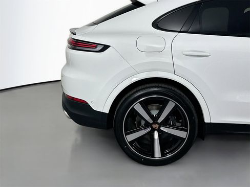 Certified 2025 Porsche Cayenne Coupe image 13
