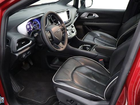 Used 2025 Chrysler Pacifica Limited image 23