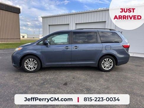 Used 2017 Toyota Sienna XLE w/ XLE Navigation Package FWD image 3