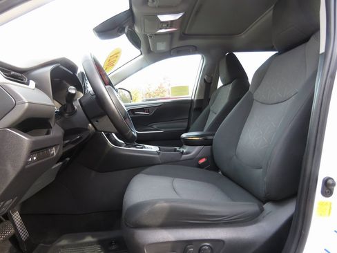 Used 2021 Toyota RAV4 XLE image 11
