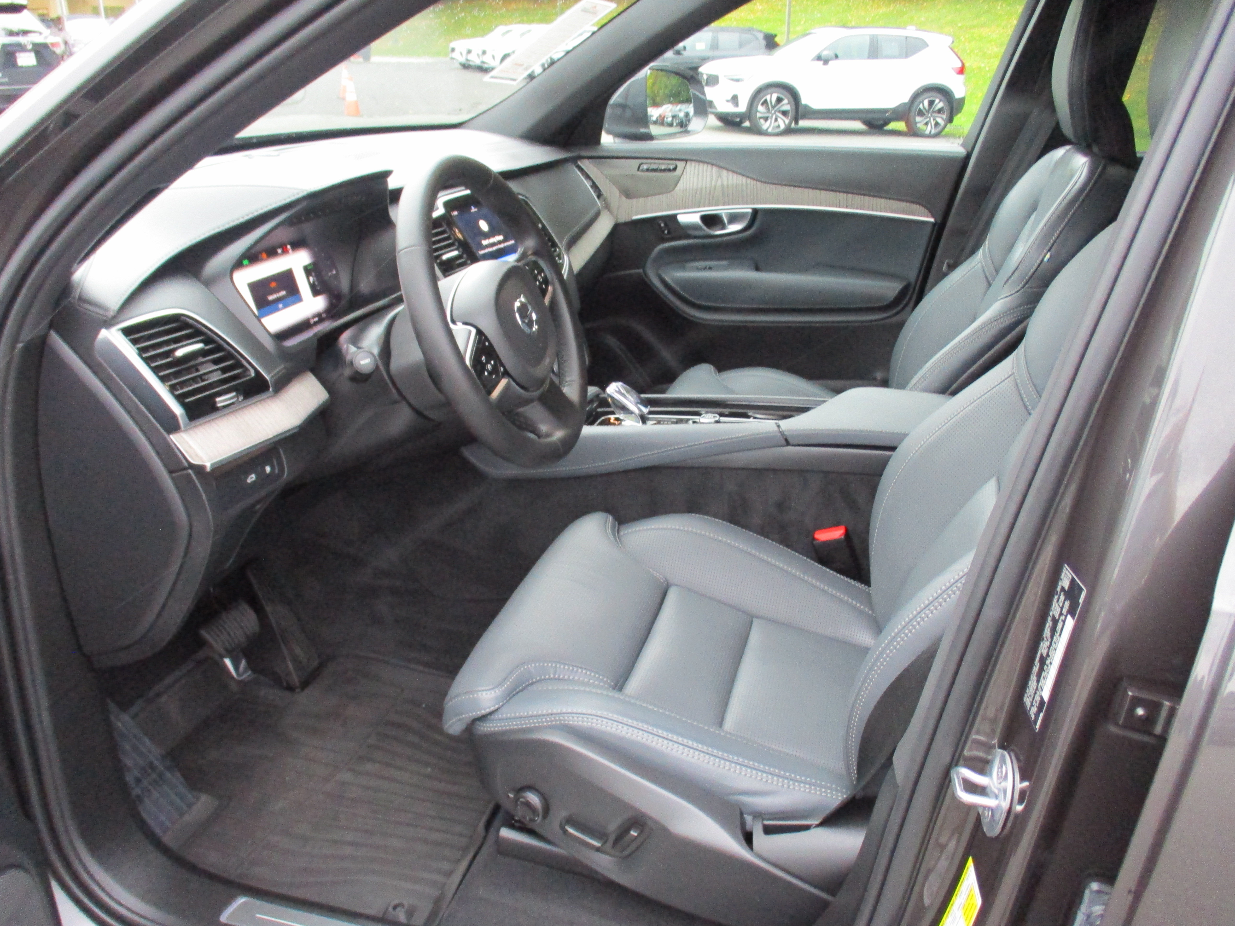Certified 2024 Volvo XC90 T8 Ultimate w/ Protection Package Premier AWD/4WD image 12