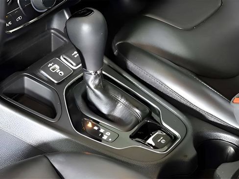 Used 2021 Jeep Cherokee Latitude Plus FWD image 12