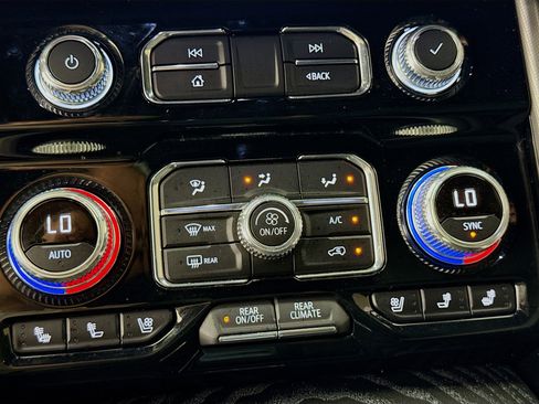 Used 2024 GMC Yukon XL Denali image 16