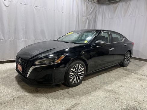 Used 2024 Nissan Altima 2.5 SV FWD image 8