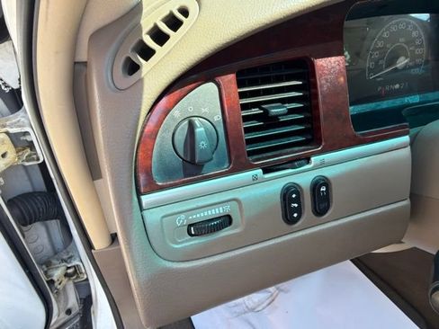 Used 2004 Lincoln Town Car Ultimate RWD image 15