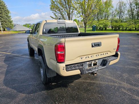 Used 2017 Toyota Tacoma TRD Off-Road AWD/4WD image 3