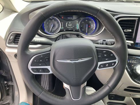 Used 2023 Chrysler Pacifica Touring-L FWD image 29