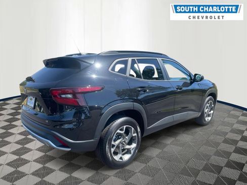 Used 2025 Chevrolet Trax LT w/ LT Convenience Package FWD image 4
