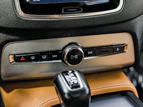 Used 2017 Volvo XC90 T6 Momentum w/ Vision Package image 22