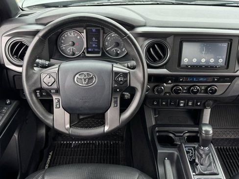 Used 2018 Toyota Tacoma TRD Sport image 11