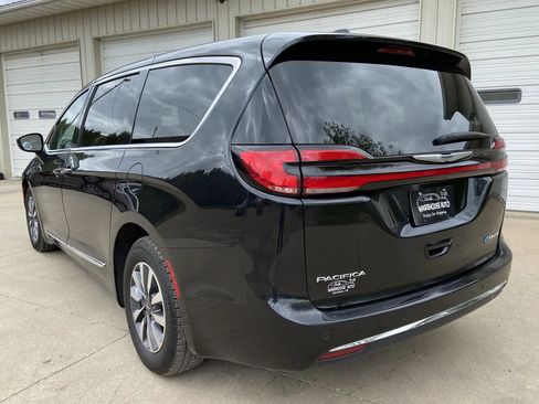 Used 2023 Chrysler Pacifica Limited FWD image 5