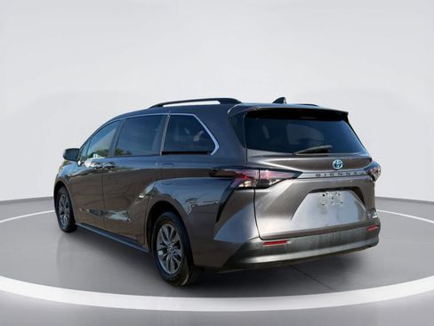 Used 2024 Toyota Sienna XLE FWD image 3