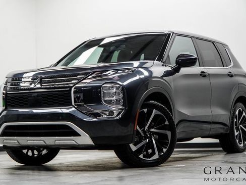 Used 2024 Mitsubishi Outlander SE image 1