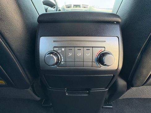 Used 2012 Toyota Highlander SE FWD image 17