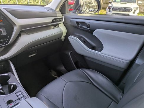 Used 2023 Toyota Highlander LE image 19