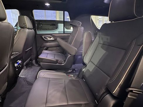 Used 2022 GMC Yukon SLT w/ SLT Premium Package image 16