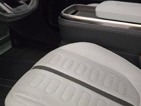 Used 2022 Rivian R1T Adventure AWD/4WD image 9