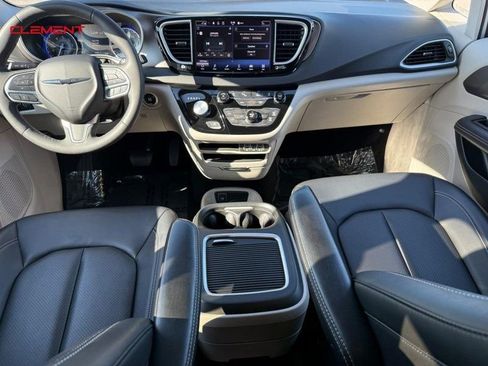 Used 2024 Chrysler Pacifica Touring-L FWD image 14