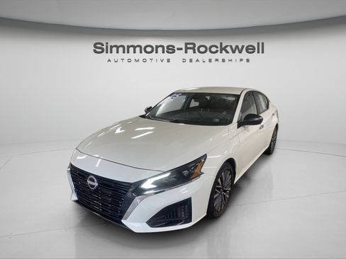 Used 2025 Nissan Altima 2.5 SV FWD image 1