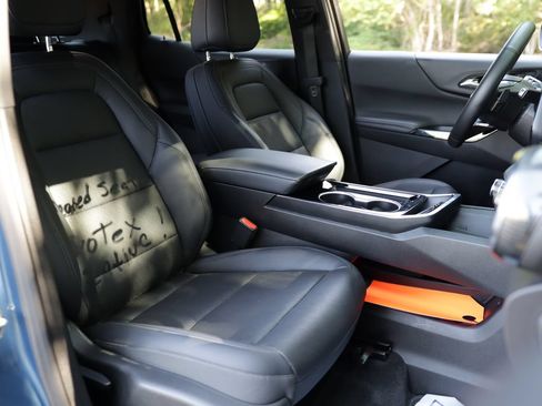 Used 2025 Chevrolet Equinox LT w/ Convenience Package II FWD image 32
