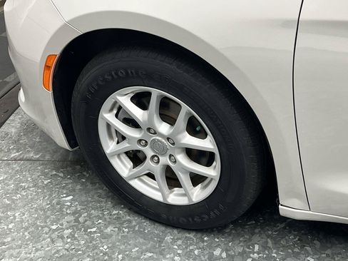 Used 2017 Chrysler Pacifica Touring FWD image 28