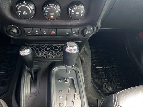 Used 2015 Jeep Wrangler Unlimited Sahara AWD/4WD image 19