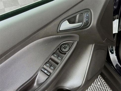 Used 2017 Ford Focus SE FWD image 18