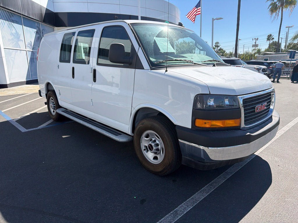 Used 2025 GMC Savana 2500 w/ Driver Convenience Package RWD image 4
