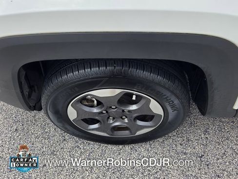 Used 2018 Jeep Renegade Latitude FWD image 18