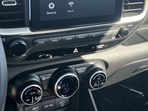 Used 2025 Hyundai Venue SEL image 17