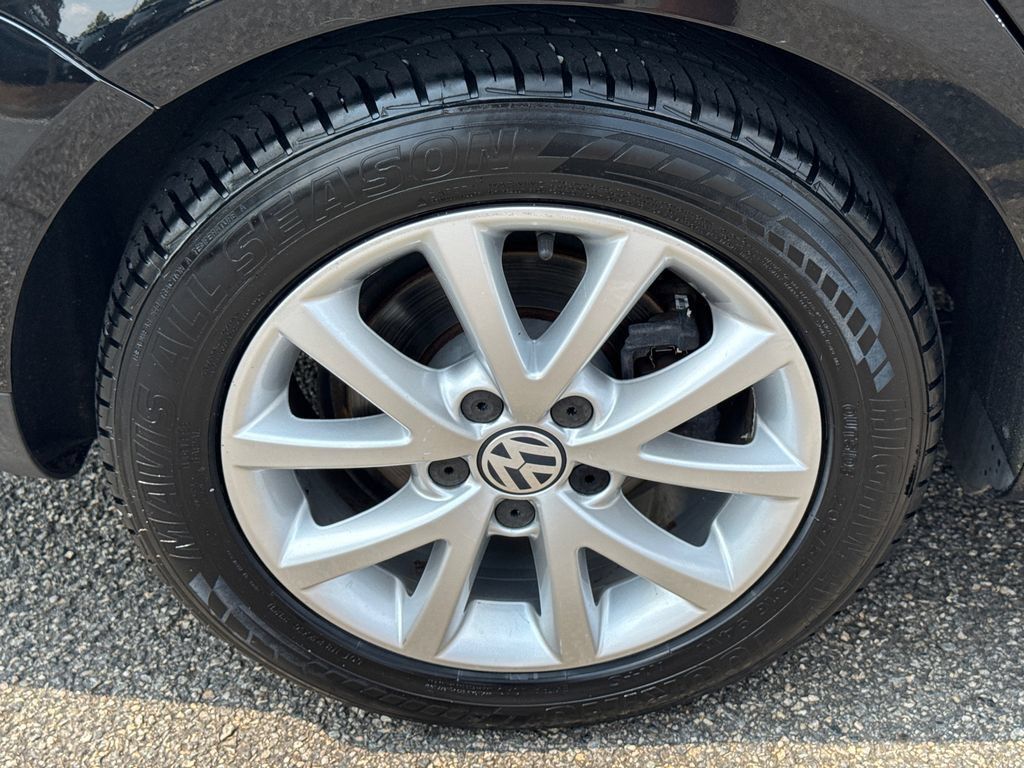 Used 2010 Volkswagen Jetta Limited Edition FWD image 18