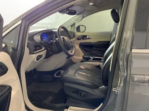 Used 2022 Chrysler Pacifica Touring-L FWD image 14