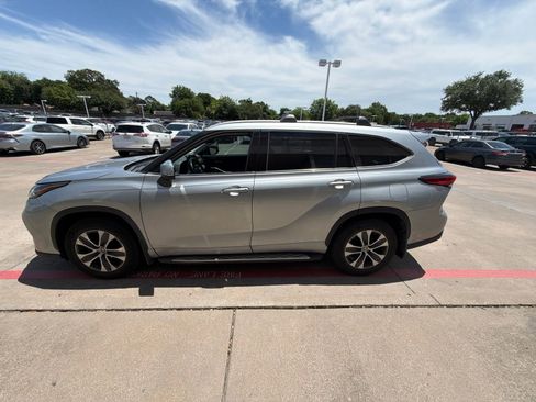 Used 2022 Toyota Highlander XLE FWD image 6