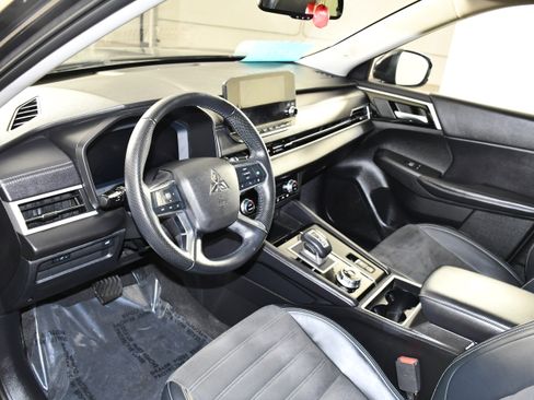 Used 2023 Mitsubishi Outlander SE AWD/4WD image 2