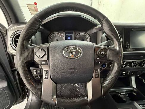 Used 2018 Toyota Tacoma TRD Off-Road w/ Technology Package image 16