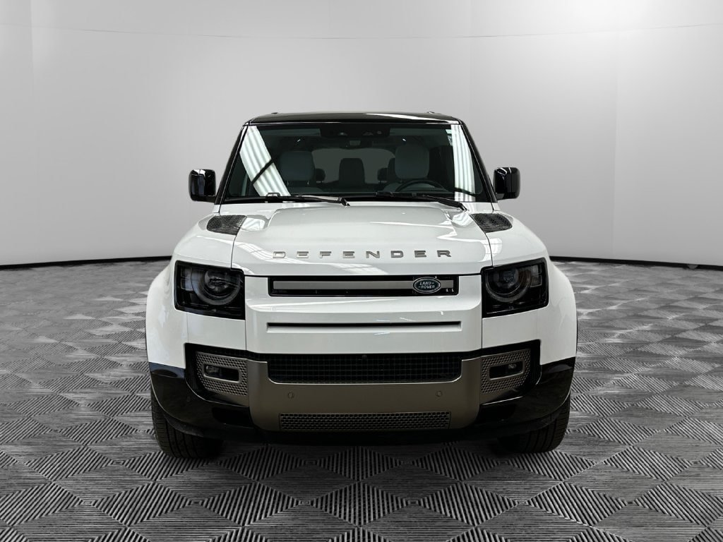 Used 2025 Land Rover Defender 130 X-Dynamic SE AWD/4WD image 9