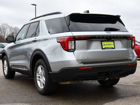 Used 2025 Ford Explorer Active AWD/4WD image 3
