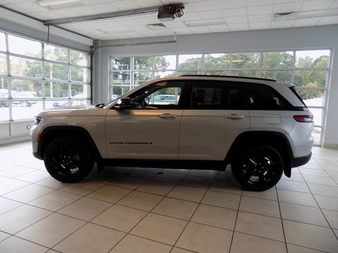 Certified 2023 Jeep Grand Cherokee Altitude image 4