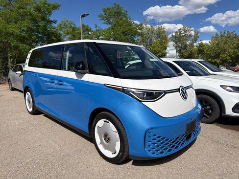 Used 2025 Volkswagen ID. Buzz 1st Edition RWD image 17