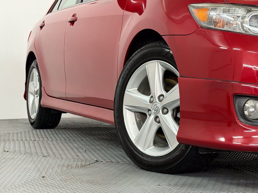 Used 2011 Toyota Camry SE w/ SE Extra-Value Pkg #1 FWD image 17